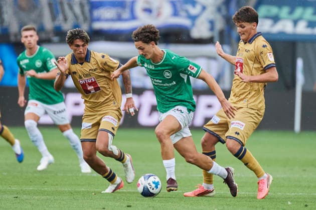 Brack Super League 2026 2027 FC St. Gallen 1879 vs. FC Luzern, St. Gallen, Schweiz St. Gallen, Schweiz, 9. August 2026. Leon Frokaj wird bedrängt von zwei FCL Spielern während des Brack Super League Spiels FC St. Gallen 1879 gegen FC Luzern in St. Gallen. *** Brack Super League 2026–2027: FC St. Gallen 1879 vs. FC Lucerne, St. Gallen, Switzerland St. Gallen, Switzerland, August 9, 2026 Leon Frokaj is pressured by two FCL players during the Brack Super League match between FC St. Gallen 1879 and FC Lucerne in St. Gallen