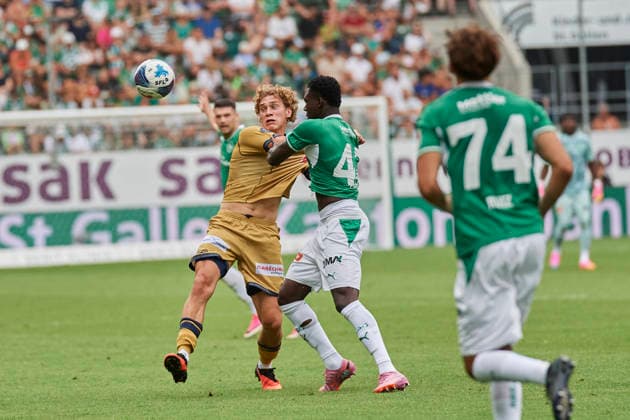 Brack Super League 2026 2027 FC St. Gallen 1879 vs. FC Luzern, St. Gallen, Schweiz St. Gallen, Schweiz, 9. August 2026. Daniel Mikolajewski und Enoch Owusu während des Brack Super League Spiels FC St. Gallen 1879 gegen FC Luzern in St. Gallen. *** Brack Super League 2026–2027: FC St. Gallen 1879 vs. FC Lucerne, St. Gallen, Switzerland St. Gallen, Switzerland, August 9, 2026 Daniel Mikolajewski and Enoch Owusu during the Brack Super League match between FC St. Gallen 1879 and FC Lucerne in St. Gallen