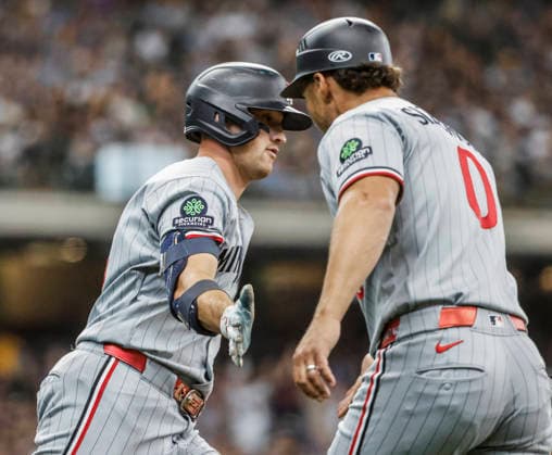 Minnesota Twins third baseman Brooks Lee celebrates with Minnesota Twins first base coach Grady Sizemore after hitting a home run in the fifth inning of the MLB, Baseball Herren, USA game between the Minnesota Twins and the Milwaukee Brewers at American Family Field in Milwaukee, Wisconsin on Sunday, August 9, 2026.  MIL20260809812 TANNENxMAURY
