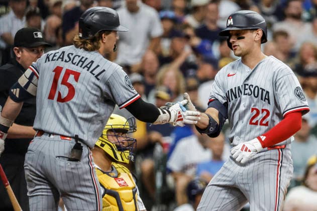 Minnesota Twins third baseman Brooks Lee (R) celebrates with Minnesota Twins center fielder Luke Keaschall after hitting a home run oin the fiftth inning of the MLB, Baseball Herren, USA game between the Minnesota Twins and the Milwaukee Brewers at American Family Field in Milwaukee, Wisconsin on Sunday, August 9, 2026.  MIL20260809815 TANNENxMAURY