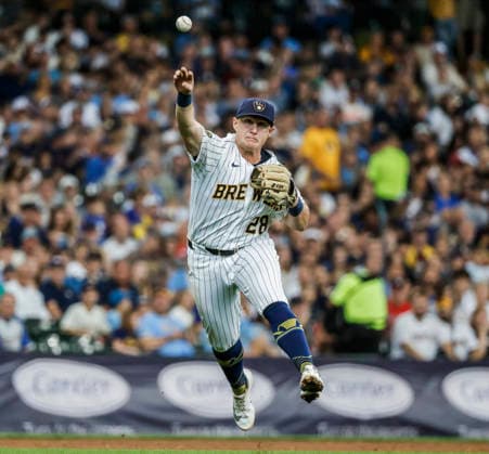 Milwaukee Brewers third baseman Andrew Vaughn throws out Minnesota Twins right fielder Alan Roden in the fifth inning of the MLB, Baseball Herren, USA game between the Minnesota Twins and the Milwaukee Brewers at American Family Field in Milwaukee, Wisconsin on Sunday, August 9, 2026.  MIL20260809816 TANNENxMAURY