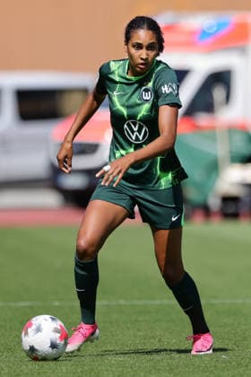Cora Zicai (VfL Wolfsburg, 28) am Ball, Freisteller, Einzelbild, Ganzkörper, Aktion, Action, Spielszene, 09.08.2026, Bremen (Deutschland), Fussball, Testspiel Frauen, SV Werder Bremen - VfL Wolfsburg *** Cora Zicai, VfL Wolfsburg, 28 with the ball, isolated shot, single frame, full body, action, game scene, August 9, 2026, Bremen, Germany, soccer, women s friendly match, SV Werder Bremen vs. VfL Wolfsburg xobx