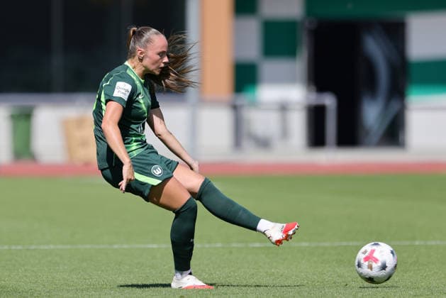 Lou Bogaert (VfL Wolfsburg, 23) am Ball, Freisteller, Einzelbild, Ganzkörper, Aktion, Action, Spielszene, 09.08.2026, Bremen (Deutschland), Fussball, Testspiel Frauen, SV Werder Bremen - VfL Wolfsburg *** Lou Bogaert, VfL Wolfsburg, 23 with the ball, isolated shot, single frame, full body, action, game scene, August 9, 2026, Bremen, Germany, soccer, women s friendly match, SV Werder Bremen vs. VfL Wolfsburg xobx