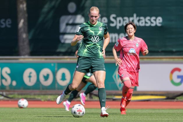 Camilla Küver (VfL Wolfsburg, 16) am Ball, Einzelbild, Ganzkörper, Aktion, Action, Spielszene, 09.08.2026, Bremen (Deutschland), Fussball, Testspiel Frauen, SV Werder Bremen - VfL Wolfsburg *** Camilla Küver, VfL Wolfsburg, age 16, with the ball, single frame, full body, action, game scene, August 9, 2026, Bremen, Germany, soccer, women s friendly match, SV Werder Bremen vs. VfL Wolfsburg xobx