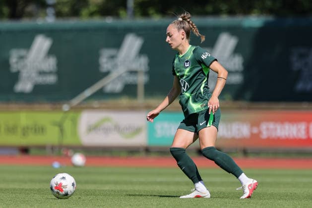 Sophia Kleinherne (VfL Wolfsburg, 4) am Ball, Freisteller, Einzelbild, Ganzkörper, Aktion, Action, Spielszene, 09.08.2026, Bremen (Deutschland), Fussball, Testspiel Frauen, SV Werder Bremen - VfL Wolfsburg *** Sophia Kleinherne, VfL Wolfsburg, No. 4 with the ball, isolated shot, single frame, full body, action, game scene, August 9, 2026, Bremen, Germany, soccer, women s friendly match, SV Werder Bremen vs. VfL Wolfsburg xobx