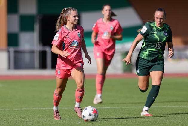 v.li.: Michelle Weiß (SV Werder Bremen, 15) und Lou Bogaert (VfL Wolfsburg, 23) im Zweikampf, Duell, Dynamik, Aktion, Action, Spielszene, 09.08.2026, Bremen (Deutschland), Fussball, Testspiel Frauen, SV Werder Bremen - VfL Wolfsburg *** From left: Michelle Weiß (SV Werder Bremen), 15, and Lou Bogaert (VfL Wolfsburg), 23, in a one-on-one battle; duel; dynamic; action; game scene; August 9, 2026, Bremen, Germany, soccer, women’s friendly match, SV Werder Bremen vs. VfL Wolfsburg xobx