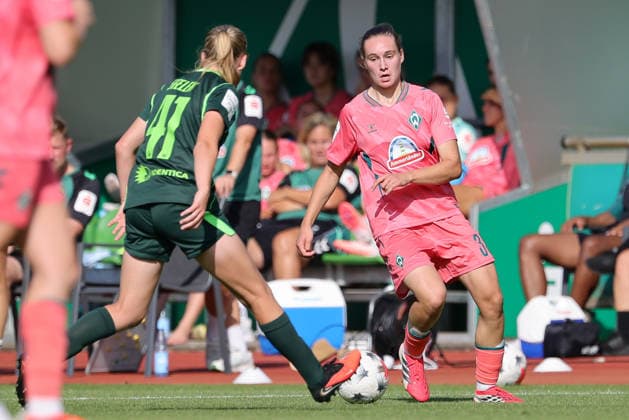 v.li.: Linnea Saelen (VfL Wolfsburg, 41) und Maria Penner (SV Werder Bremen, 33) im Zweikampf, Duell, Dynamik, Aktion, Action, Spielszene, 09.08.2026, Bremen (Deutschland), Fussball, Testspiel Frauen, SV Werder Bremen - VfL Wolfsburg *** From left: Linnea Saelen of VfL Wolfsburg, 41, and Maria Penner of SV Werder Bremen, 33, in a one-on-one battle, duel, dynamic play, action, game scene, August 9, 2026, Bremen, Germany, soccer, women’s friendly match, SV Werder Bremen vs. VfL Wolfsburg xobx