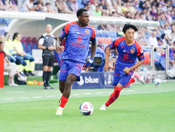 09.08.2026 Schweiz Fussball Herren Super League Saison 2026-2027 FC Basel - FC Thun 4:2 Bild , Victory Akpe - KeigoTsunemoro FC Basel Aktion *** August 9, 2026 Swiss Men s Soccer Super League 2026–2027 Season FC Basel vs. FC Thun 4–2 Photo: Victory Akpe and Keigo Tsunemoro, FC Basel in action 