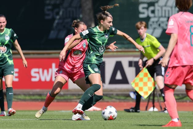 v.li.: Chiara D Angelo (SV Werder Bremen, 2) und Sophia Kleinherne (VfL Wolfsburg, 4) im Zweikampf, Duell, Dynamik, Aktion, Action, Spielszene, 09.08.2026, Bremen (Deutschland), Fussball, Testspiel Frauen, SV Werder Bremen - VfL Wolfsburg *** From left: Chiara D Angelo (SV Werder Bremen), No. 2, and Sophia Kleinherne (VfL Wolfsburg), No. 4, in a one-on-one battle; duel; dynamic play; action; game scene; August 9, 2026; Bremen, Germany; soccer; women s friendly match; SV Werder Bremen vs. VfL Wolfsburg xobx