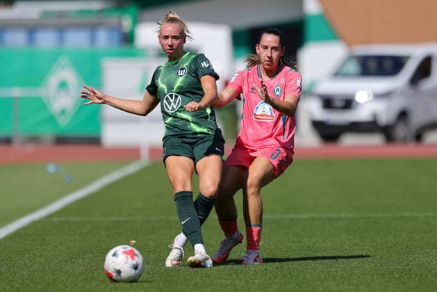 v.li.: Ella Peddemors (VfL Wolfsburg, 5) und Wiktoria Zieniewicz (SV Werder Bremen, 3) im Zweikampf, Duell, Dynamik, Aktion, Action, Spielszene, 09.08.2026, Bremen (Deutschland), Fussball, Testspiel Frauen, SV Werder Bremen - VfL Wolfsburg *** From left: Ella Peddemor of VfL Wolfsburg, 5, and Wiktoria Zieniewicz of SV Werder Bremen, 3, in a one-on-one battle, duel, dynamic play, action, game scene, August 9, 2026, Bremen, Germany, soccer, women’s friendly, SV Werder Bremen vs. VfL Wolfsburg xobx