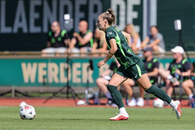 Sophia Kleinherne (VfL Wolfsburg, 4) am Ball, Freisteller, Einzelbild, Ganzkörper, Aktion, Action, Spielszene, 09.08.2026, Bremen (Deutschland), Fussball, Testspiel Frauen, SV Werder Bremen - VfL Wolfsburg *** Sophia Kleinherne, VfL Wolfsburg, No. 4 with the ball, isolated shot, single frame, full body, action, game scene, August 9, 2026, Bremen, Germany, soccer, women s friendly match, SV Werder Bremen vs. VfL Wolfsburg xobx