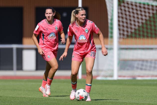 Juliane Wirtz (SV Werder Bremen, 28) am Ball, Einzelbild, Ganzkörper, Aktion, Action, Spielszene, 09.08.2026, Bremen (Deutschland), Fussball, Testspiel Frauen, SV Werder Bremen - VfL Wolfsburg *** Juliane Wirtz, SV Werder Bremen, 28, on the ball, single shot, full body, action, game scene, August 9, 2026, Bremen, Germany, soccer, women s friendly match, SV Werder Bremen vs. VfL Wolfsburg xobx