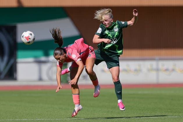 v.li.: Luna Vanzeir (SV Werder Bremen, 13) und Thea Bjelde (VfL Wolfsburg, 2) im Zweikampf, Duell, Dynamik, Aktion, Action, Spielszene, 09.08.2026, Bremen (Deutschland), Fussball, Testspiel Frauen, SV Werder Bremen - VfL Wolfsburg *** From left: Luna Vanzeir (SV Werder Bremen), 13, and Thea Bjelde (VfL Wolfsburg), 2, in a one-on-one battle, duel, dynamic moment, action, game scene, August 9, 2026, Bremen, Germany, soccer, women’s friendly match, SV Werder Bremen vs. VfL Wolfsburg xobx