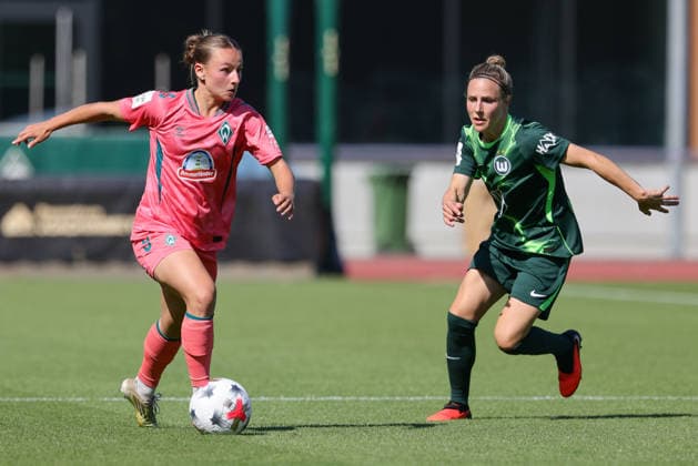 v.li.: Chiara D Angelo (SV Werder Bremen, 2) und Svenja Huth (VfL Wolfsburg, 10) im Zweikampf, Duell, Dynamik, Aktion, Action, Spielszene, 09.08.2026, Bremen (Deutschland), Fussball, Testspiel Frauen, SV Werder Bremen - VfL Wolfsburg *** From left: Chiara D Angelo (SV Werder Bremen, 2) and Svenja Huth (VfL Wolfsburg, 10) in a one-on-one battle, duel, dynamic moment, action, game scene, August 9, 2026, Bremen, Germany, soccer, women’s friendly match, SV Werder Bremen vs. VfL Wolfsburg xobx