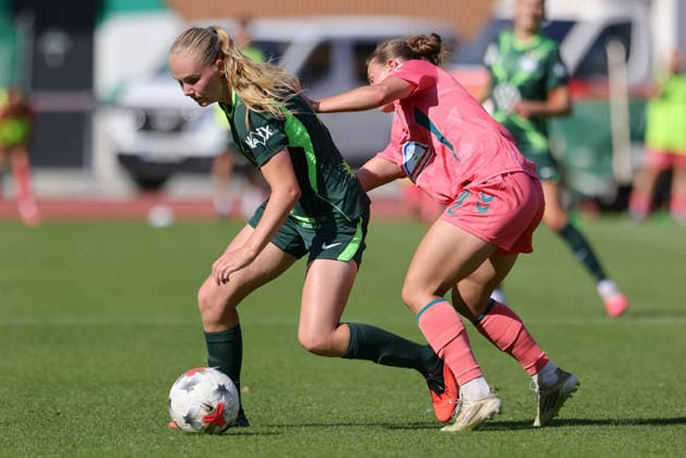 v.li.: Linnea Saelen (VfL Wolfsburg, 41) und Chiara D Angelo (SV Werder Bremen, 2) im Zweikampf, Duell, Dynamik, Aktion, Action, Spielszene, 09.08.2026, Bremen (Deutschland), Fussball, Testspiel Frauen, SV Werder Bremen - VfL Wolfsburg *** From left: Linnea Saelen (VfL Wolfsburg), 41, and Chiara D Angelo (SV Werder Bremen), 2, in a one-on-one battle, duel, dynamic play, action, game scene, August 9, 2026, Bremen, Germany, soccer, women’s friendly match, SV Werder Bremen vs. VfL Wolfsburg xobx