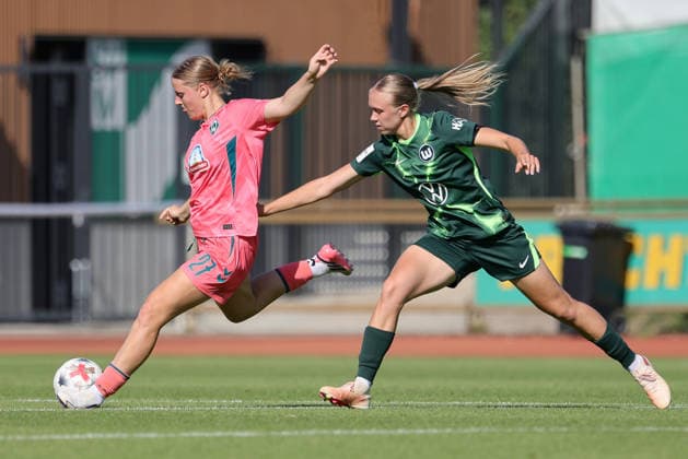 v.li.: Sarah Gutmann (SV Werder Bremen, 27) und Weronika Arasniewicz (VfL Wolfsburg, 15) im Zweikampf, Duell, Dynamik, Aktion, Action, Spielszene, 09.08.2026, Bremen (Deutschland), Fussball, Testspiel Frauen, SV Werder Bremen - VfL Wolfsburg *** From left: Sarah Gutmann (SV Werder Bremen), 27, and Weronika Arasniewicz (VfL Wolfsburg), 15, in a one-on-one battle; duel; dynamic; action; game scene; August 9, 2026, Bremen, Germany, soccer, women’s friendly match, SV Werder Bremen vs. VfL Wolfsburg xobx