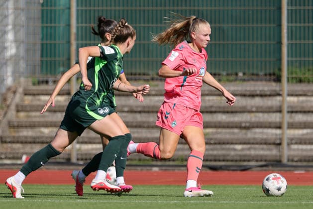 Isabella Jaron (SV Werder Bremen, 11) am Ball, Einzelbild, Ganzkörper, Aktion, Action, Spielszene, 09.08.2026, Bremen (Deutschland), Fussball, Testspiel Frauen, SV Werder Bremen - VfL Wolfsburg *** Isabella Jaron, SV Werder Bremen, No. 11 with the ball, single frame, full-body shot, action, game scene, August 9, 2026, Bremen, Germany, soccer, women s friendly match, SV Werder Bremen vs. VfL Wolfsburg xobx
