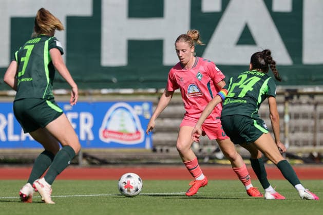 v.li.: Elena Dhont (SV Werder Bremen, 31) und Joelle Wedemeyer (VfL Wolfsburg, 24) im Zweikampf, Duell, Dynamik, Aktion, Action, Spielszene, 09.08.2026, Bremen (Deutschland), Fussball, Testspiel Frauen, SV Werder Bremen - VfL Wolfsburg *** From left: Elena Dhont of SV Werder Bremen, 31, and Joelle Wedemeyer of VfL Wolfsburg, 24, in a one-on-one battle; duel; dynamic play; action; game scene; August 9, 2026, Bremen, Germany, soccer, women’s friendly match, SV Werder Bremen vs. VfL Wolfsburg xobx