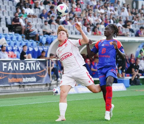 09.08.2026 Schweiz Fussball Herren Super League Saison 2026-2027 FC Basel - FC Thun 4:2 Bild , Michael Heule FC Thun gegen Asane Sow FC Basel Re, Zweikampf Aktion *** August 9, 2026 Swiss Men s Soccer Super League 2026–2027 Season FC Basel vs. FC Thun 4–2 Photo by Michael Heule: FC Thun vs. Asane Sow (FC Basel), right, in a tackle 