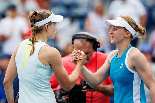August 9, 2026, Toronto, On, Canada: Elena Rybakina of Kazakhstan, left, shakes hands with Liudmila Samsonova after defeating her 6-4, 4-6, 6-4, during round of 16 National Bank Open tennis action in Toronto, on Sunday, Aug. 9, 2026. Canada News - August 9, 2026  - ZUMAc35_ 20260809_zaf_c35_042 Copyright: xKeitoxNewmanx