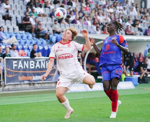 09.08.2026 Schweiz Fussball Herren Super League Saison 2026-2027 FC Basel - FC Thun 4:2 Bild , Michael Heule FC Thun gegen Asane Sow FC Basel Re, Zweikampf Aktion *** August 9, 2026 Swiss Men s Soccer Super League 2026–2027 Season FC Basel vs. FC Thun 4–2 Photo by Michael Heule: FC Thun vs. Asane Sow (FC Basel), right, in a tackle 