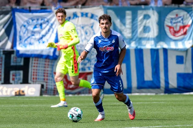 Sean Dulic (TSG II, 3), am Ball, Freisteller, Ganzkörper, Einzelbild, Einzelfoto, Aktion, Action, 09.08.2026, Sinsheim (Deutschland), Fussball, 3. Liga, TSG 1899 Hoffenheim II - Hansa Rostock, DFB DFL REGULATIONS PROHIBIT ANY USE OF PHOTOGRAPHS AS IMAGE SEQUENCES AND OR QUASI-VIDEO. *** Sean Dulic TSG II, 3, on the ball, isolated figure, full-body shot, single frame, single photo, action, 09 08 2026, Sinsheim, Germany, soccer, 3rd League, TSG 1899 Hoffenheim II vs. Hansa Rostock, DFB and DFL regulations prohibit any use of photographs as image sequences and or quasi-video xozx