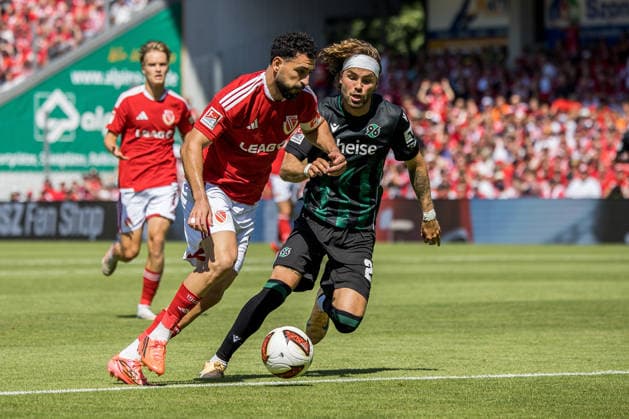 Cottbus, Deutschland 09. August 2026: 2. BL - 2026 2027 - Sp. 1 - FC Energie Cottbus gegen Hannover 96 Im Bild: v. li. im Zweikampf Tolcay Cigerci (Energie Cottbus) und Kolja Oudenne (Hannover 96) DFL DFB regulations prohibit any use of photographs as image sequences and or quasi-video. LEAG Energie Stadion Brandenburg *** Cottbus, Germany, August 9, 2026, 2nd Bundesliga 2026–2027, Matchday 1: FC Energie Cottbus vs. Hannover 96. Pictured from left, in a tackle: Tolcay Cigerci of Energie Cottbus and Kolja Oudenne of Hannover 96. DFL and DFB regulations prohibit any use of photographs as image sequences and or quasi-video. LEAG Energie Stadium Brandenburg Copyright: xFotostandx xWeilandx