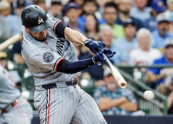 Minnesota Twins catcher Victor Caratini hits a single in the seventh inning of the MLB, Baseball Herren, USA game between the Minnesota Twins and the Milwaukee Brewers at American Family Field in Milwaukee, Wisconsin on Sunday, August 9, 2026.  MIL20260809827 TANNENxMAURY