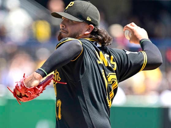 Pittsburgh Pirates pitcher Jared Jones (17) starts against the New York Mets at PNC Park on Sunday, August 9, 2026 in Pittsburgh.  PIT2026080901 ArchiexCarpenter