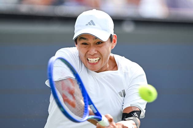 MONTREAL, QC - AUGUST 09: Learner Tien (USA) returns the ball during a fourth round match at National Bank Open on August 09, 2026 at IGA Stadium in Montreal, QC (Photo by David Kirouac Icon Sportswire) TENNIS: AUG 09 National Bank Open EDITORIAL USE ONLY Icon26080904326