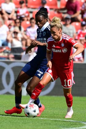 Frauenfußball - DIAZ Hillary und DALLMANN Linda bei dem Freundschaftsspiel Frauenfußball des FC Bayern München gegen Paris FC am 09.08.2026, Deutschland, Bayern Unterhaching Uhlsport Park Bayern Deutschland *** Women s Soccer: Hillary Diaz and Linda Dallmann at the FC Bayern Munich women s soccer friendly against Paris FC on August 9, 2026, Germany, Bayern Unterhaching Uhlsport Park, Bavaria, Germany