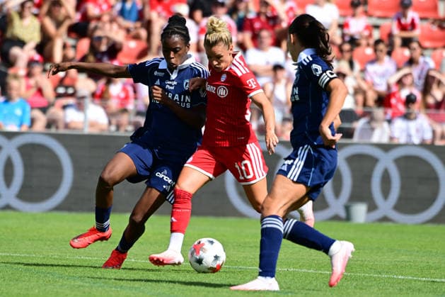 Frauenfußball - DIAZ Hillary, MAKO Clara und DALLMANN Linda bei dem Freundschaftsspiel Frauenfußball des FC Bayern München gegen Paris FC am 09.08.2026, Deutschland, Bayern Unterhaching Uhlsport Park Bayern Deutschland *** Women s Soccer: Hillary Diaz, Clara Mako, and Linda Dallmann at the FC Bayern Munich women s soccer friendly against Paris FC on August 9, 2026, in Unterhaching, Bavaria, Germany, at Uhlsport Park, Bavaria, Germany