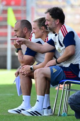 Frauenfußball - Trainerbank FC Bayern München mit BARCALA Jose bei dem Freundschaftsspiel Frauenfußball des FC Bayern München gegen Paris FC am 09.08.2026, Deutschland, Bayern Unterhaching Uhlsport Park Bayern Deutschland *** FC Bayern Munich Women s Soccer Bench with Jose BARCALA during the FC Bayern Munich Women s Soccer friendly match against Paris FC on August 9, 2026, Germany, Bayern Unterhaching Uhlsport Park, Bavaria, Germany