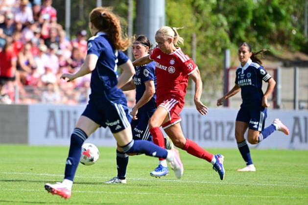 Frauenfußball - Zweikampf zwischen KOROSEC Kaja und HARDER Pernille bei dem Freundschaftsspiel Frauenfußball des FC Bayern München gegen Paris FC am 09.08.2026, Deutschland, Bayern Unterhaching Uhlsport Park Bayern Deutschland *** Women s Soccer: A tackle between Kaja Korosec and Pernille Harder during the FC Bayern Munich vs. Paris FC women s soccer friendly match on August 9, 2026, in Germany, at Uhlsport Park in Unterhaching, Bavaria, Germany