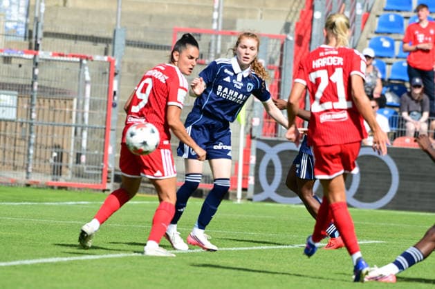 Frauenfußball - Schuss von HARDER Pernille zum 1:0 bei dem Freundschaftsspiel Frauenfußball des FC Bayern München gegen Paris FC am 09.08.2026, Deutschland, Bayern Unterhaching Uhlsport Park Bayern Deutschland *** Women s Soccer: Pernille HARDER scores the 1-0 goal in the friendly match between FC Bayern Munich and Paris FC on August 9, 2026, in Germany, at the Uhlsport Park in Unterhaching, Bavaria, Germany