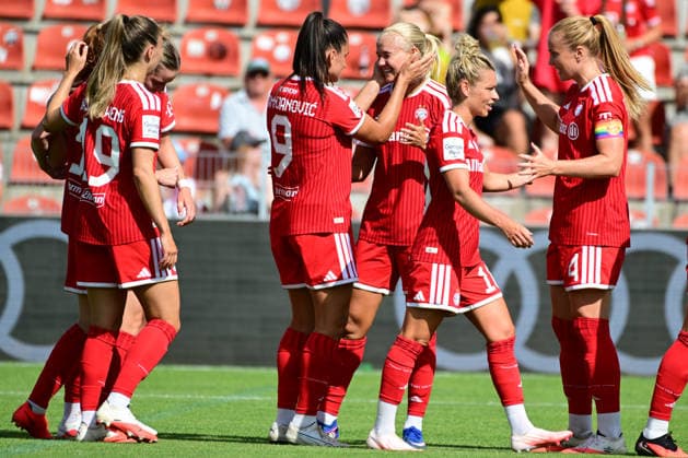 Frauenfußball - Torjubel Team FC Bayern über das 1:0 bei dem Freundschaftsspiel Frauenfußball des FC Bayern München gegen Paris FC am 09.08.2026, Deutschland, Bayern Unterhaching Uhlsport Park Bayern Deutschland *** Women s Soccer: FC Bayern celebrates a 1-0 victory in a friendly match between FC Bayern Munich and Paris FC on August 9, 2026, in Germany, at Uhlsport Park in Unterhaching, Bavaria, Germany