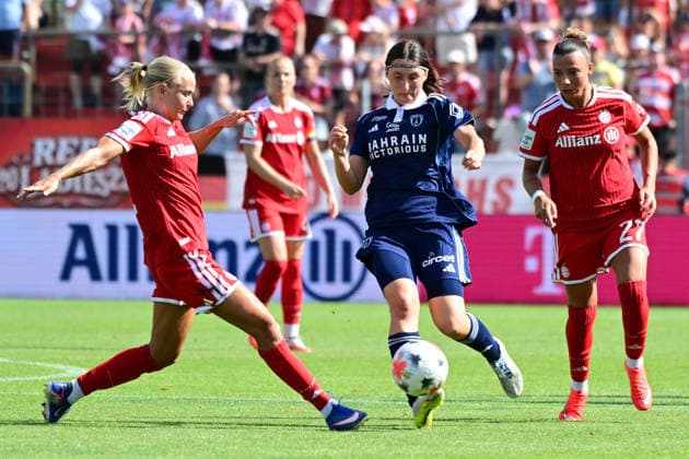 Frauenfußball - HARDER Pernille, KOROSEC Kaja und CARUSO Arianna bei dem Freundschaftsspiel Frauenfußball des FC Bayern München gegen Paris FC am 09.08.2026, Deutschland, Bayern Unterhaching Uhlsport Park Bayern Deutschland *** Women s Soccer: Pernille HARDER, Kaja KOROSEC, and Arianna CARUSO at the FC Bayern Munich vs. Paris FC women s soccer friendly on August 9, 2026, in Unterhaching, Bavaria, Germany, at Uhlsport Park, Bavaria, Germany