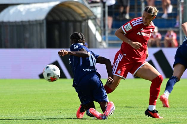 Frauenfußball - Zweikampf zwischen N DONGALA Melween und BÜHL Klara bei dem Freundschaftsspiel Frauenfußball des FC Bayern München gegen Paris FC am 09.08.2026, Deutschland, Bayern Unterhaching Uhlsport Park Bayern Deutschland *** Women s soccer: A tackle between N DONGALA Melween and BÜHL Klara during the FC Bayern Munich vs. Paris FC women s soccer friendly on August 9, 2026, in Germany, at Unterhaching Uhlsport Park, Bavaria, Germany
