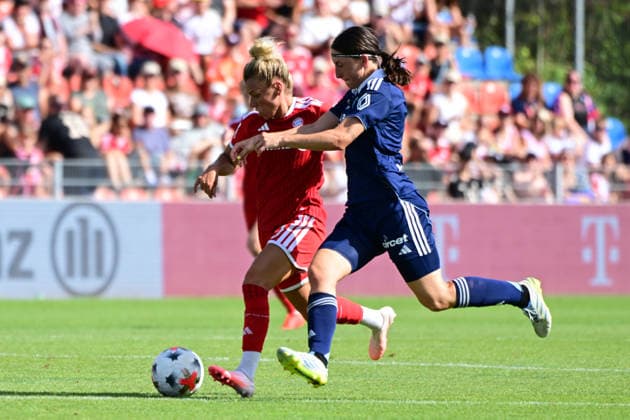 Frauenfußball - Zweikampf zwischen DALLMANN Linda und KOROSEC Kaja bei dem Freundschaftsspiel Frauenfußball des FC Bayern München gegen Paris FC am 09.08.2026, Deutschland, Bayern Unterhaching Uhlsport Park Bayern Deutschland *** Women s Soccer: A tackle between Linda DALLMANN and Kaja KOROSEC during the FC Bayern Munich vs. Paris FC women s soccer friendly match on August 9, 2026, in Germany, at Uhlsport Park in Unterhaching, Bavaria, Germany