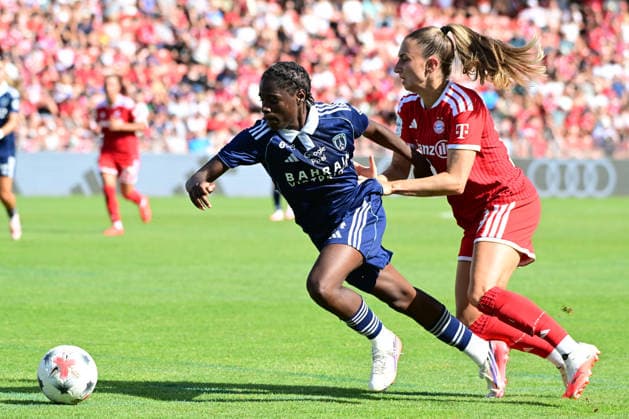Frauenfußball - Zweikampf zwischen N DONGALA Melween und NASCHENWENG Katharina bei dem Freundschaftsspiel Frauenfußball des FC Bayern München gegen Paris FC am 09.08.2026, Deutschland, Bayern Unterhaching Uhlsport Park Bayern Deutschland *** Women s soccer: A tackle between N DONGALA Melween and NASCHENWENG Katharina during the friendly women s soccer match between FC Bayern Munich and Paris FC on August 9, 2026, in Germany, at Uhlsport Park in Unterhaching, Bavaria, Germany