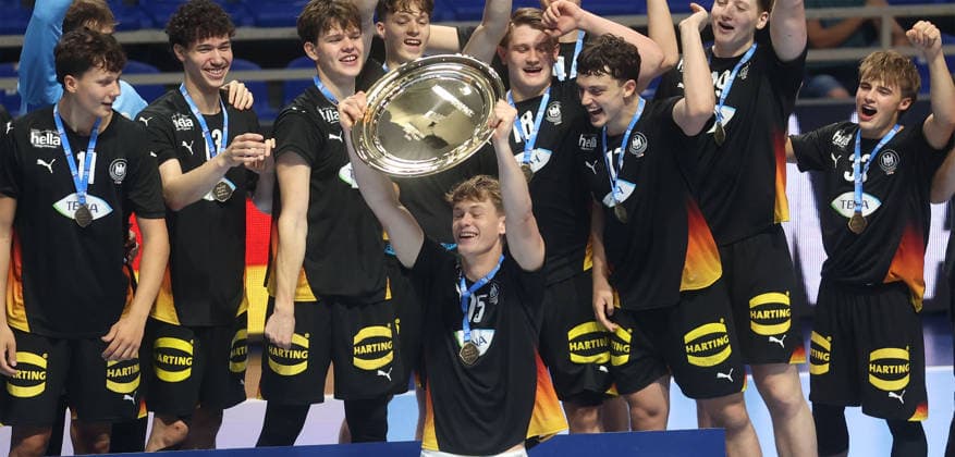 09.08.2026 Belgrade Germany-Slovenia European U18 men s handball championship final tournament final match Vincent Faciejew,Elvis Ernesto Kretzschmar,Lenn Strobel,Julius Eisend,Malte Martin Elze,Toma Gadza,Tim Loehr Germany celebrate Euro champion plate :