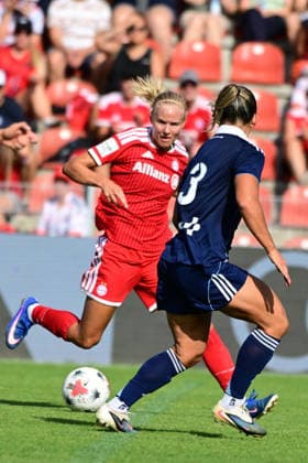 Frauenfußball - Zweikampf zwischen HARDER Pernille und BAQUERIZO Manoly bei dem Freundschaftsspiel Frauenfußball des FC Bayern München gegen Paris FC am 09.08.2026, Deutschland, Bayern Unterhaching Uhlsport Park Bayern Deutschland *** Women s Soccer: A tackle between Pernille HARDER and Manoly BAQUERIZO during the FC Bayern Munich vs. Paris FC women s soccer friendly on August 9, 2026, in Germany, at the Uhlsport Park in Unterhaching, Bavaria, Germany