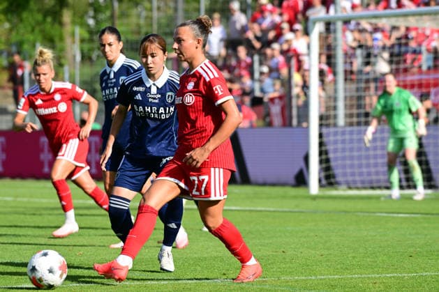 Frauenfußball - CARUSO Arianna und ISHIZAKA Saki bei dem Freundschaftsspiel Frauenfußball des FC Bayern München gegen Paris FC am 09.08.2026, Deutschland, Bayern Unterhaching Uhlsport Park Bayern Deutschland *** Women s Soccer: Arianna Caruso and Saki Ishizaka at the FC Bayern Munich vs. Paris FC women s soccer friendly on August 9, 2026, in Unterhaching, Bavaria, Germany, at Uhlsport Park, Bavaria, Germany