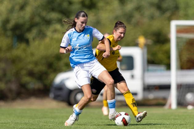 KOWO Sommercup 2026; Erfurt; 09.08.2026 Leni Preuß ( 23; Chemnitzer FC) gegen Annemarie Hörr ( 9; SG Dynamo Dresden) KOWO Sommercup 2026: SG Dynamo Dresden vs. Chemnitzer FC; Sportforum Johannesplatz Erfurt; 09.08.2026 *** KOWO Summer Cup 2026 Erfurt August 9, 2026 Leni Preuß 23 Chemnitzer FC vs. Annemarie Hörr 9 SG Dynamo Dresden KOWO Summer Cup 2026 SG Dynamo Dresden vs. Chemnitzer FC Sportforum Johannesplatz Erfurt August 9 August 9, 2026 Copyright: xBEAUTIFULxSPORTS Duehringx