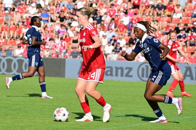 Frauenfußball - SEHITLER Alara bei dem Freundschaftsspiel Frauenfußball des FC Bayern München gegen Paris FC am 09.08.2026, Deutschland, Bayern Unterhaching Uhlsport Park Bayern Deutschland *** SEHITLER Alara Women s Soccer at the FC Bayern Munich vs. Paris FC women s soccer friendly match on August 9, 2026, Germany, Bavaria, Unterhaching, Uhlsport Park, Bavaria, Germany