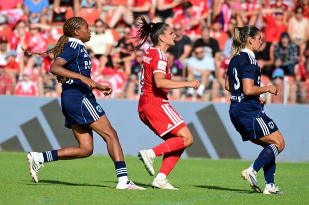 Frauenfußball - TOLOBA Mariam, DAMNJANOVIC Jovana und BAQUERIZO Manoly bei dem Freundschaftsspiel Frauenfußball des FC Bayern München gegen Paris FC am 09.08.2026, Deutschland, Bayern Unterhaching Uhlsport Park Bayern Deutschland *** Women s Soccer: TOLOBA Mariam, DAMNJANOVIC Jovana, and BAQUERIZO Manoly at the FC Bayern Munich vs. Paris FC women s soccer friendly match on August 9, 2026, in Unterhaching, Bavaria, Germany, at Uhlsport Park, Bavaria, Germany