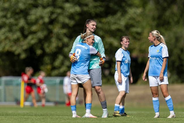 KOWO Sommercup 2026; Erfurt; 09.08.2026 Yella Mihalyi ( 8; Chemnitzer FC) umarmt Franziska Frohs ( 1; Chemnitzer FC) KOWO Sommercup 2026: SG Dynamo Dresden vs. Chemnitzer FC; Sportforum Johannesplatz Erfurt; 09.08.2026 *** KOWO Summer Cup 2026 Erfurt August 9, 2026 Yella Mihalyi 8 Chemnitzer FC hugs Franziska Frohs 1 Chemnitzer FC KOWO Summer Cup 2026 SG Dynamo Dresden vs. Chemnitzer FC Sportforum Johannesplatz Erfurt 0August 9, 2026 Copyright: xBEAUTIFULxSPORTS Duehringx
