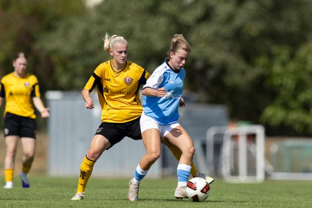 KOWO Sommercup 2026; Erfurt; 09.08.2026 Julie Ella Groß ( 24; Chemnitzer FC) gegen Anne-Sophie Gleiisberg ( 7; SG Dynamo Dresden) KOWO Sommercup 2026: SG Dynamo Dresden vs. Chemnitzer FC; Sportforum Johannesplatz Erfurt; 09.08.2026 *** KOWO Summer Cup 2026 Erfurt, August 9, 2026 Julie Ella Groß 24 Chemnitzer FC vs. Anne Sophie Gleiisberg 7 SG Dynamo Dresden KOWO Summer Cup 2026 SG Dynamo Dresden vs. Chemnitzer FC Sportforum Johannesplatz Erfurt, August 9 August 9, 2026 Copyright: xBEAUTIFULxSPORTS Duehringx