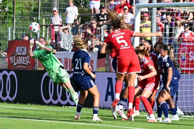 Frauenfußball - Abwehr des Eckstoßes durch CHAVAS Mylene bei dem Freundschaftsspiel Frauenfußball des FC Bayern München gegen Paris FC am 09.08.2026, Deutschland, Bayern Unterhaching Uhlsport Park Bayern Deutschland *** Women s Soccer: CHAVAS Mylene clears a corner kick during the FC Bayern Munich vs. Paris FC women s soccer friendly on August 9, 2026, in Germany, at Bayern Unterhaching Uhlsport Park, Bavaria, Germany