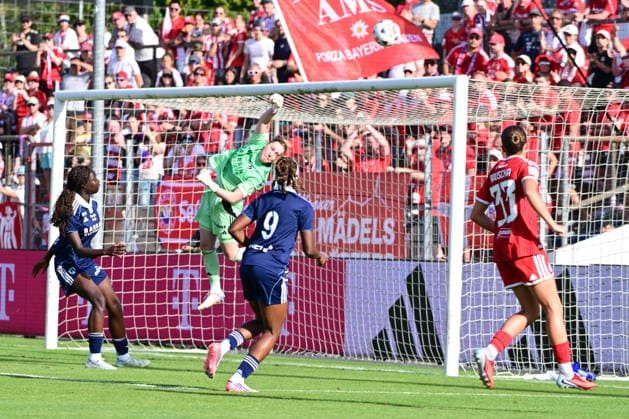 Frauenfußball - Abwehr des Torschusses durch CHAVAS Mylene bei dem Freundschaftsspiel Frauenfußball des FC Bayern München gegen Paris FC am 09.08.2026, Deutschland, Bayern Unterhaching Uhlsport Park Bayern Deutschland *** Women s Soccer: Mylene Chavas blocks a shot on goal during the FC Bayern Munich vs. Paris FC women s soccer friendly match on August 9, 2026, in Germany, at Bayern Unterhaching Uhlsport Park, Bavaria, Germany
